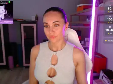 Bongacams Watch Live Sex Cams of QWEENII