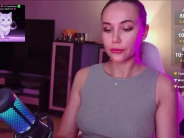 Bongacams Watch Live Sex Cams of QWEENII