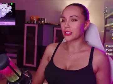 Bongacams Watch Live Sex Cams of QWEENII