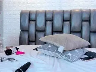 Camsoda Nude Webcam of carolinne-miller