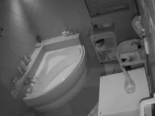 Camsoda Watch Live Sex Cams of voyeurcam-julmodels-bath-1st-2