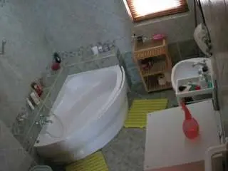 Camsoda Live Sex Cam of voyeurcam-julmodels-bath-1st-2