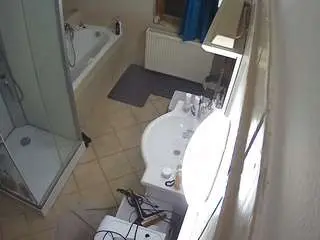 Camsoda Live Sex Cam of voyeurcam-julmodels-bath-2nd-2