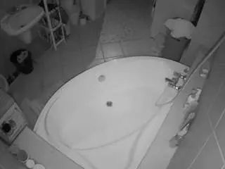Camsoda Live Sex Cam of voyeurcam-julmodels-bath-1st-1