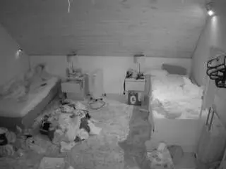 Camsoda Nude Webcam of voyeurcam-julmodels-whitebed-3
