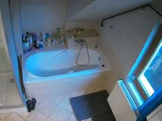 Camsoda Adult Webcams of voyeurcam-julmodels-bath-2nd-1