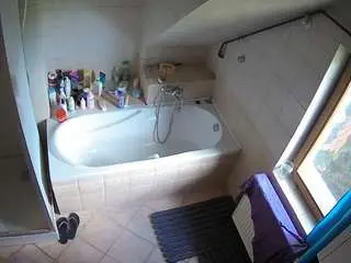 Camsoda Best Webcam of voyeurcam-julmodels-bath-2nd-1
