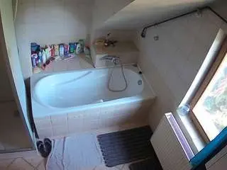 Camsoda Private Sex Chat of voyeurcam-julmodels-bath-2nd-1
