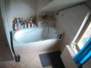 Camsoda Best Webcam of voyeurcam-julmodels-bath-2nd-1
