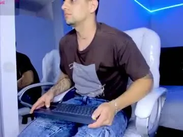 Chaturbate Live Sex Cam of alex_cute77