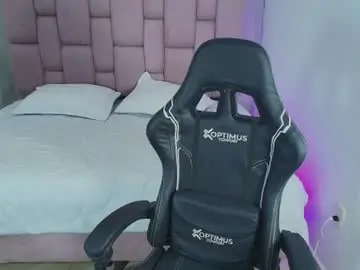 Chaturbate Free Live Porn of emily_deluxe18
