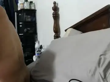 Chaturbate Nude Webcam of fitcurvyman4fun_69