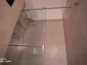 Chaturbate Live Sex Cam of gia_curly