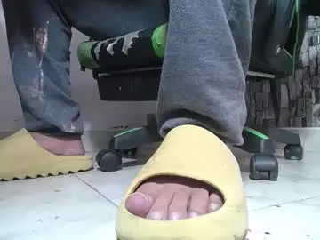 Chaturbate Live Sex Cam of srfindomfeet_