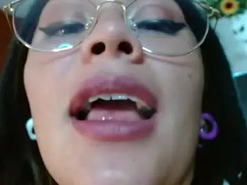 Chaturbate Live Sex Cam of evolethmontenegros