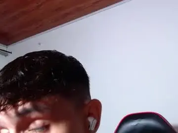Chaturbate Live Sex Cam of rowanboy23
