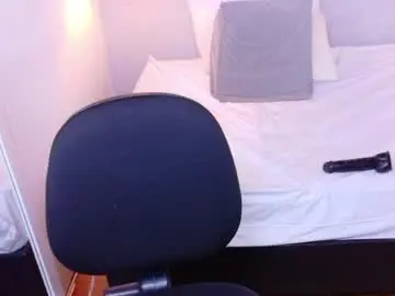 Chaturbate Live Sex Cam of tiny_whore18
