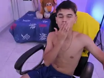 Chaturbate Live Sex Cam of aron_boyy
