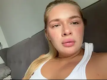 Stripchat Sex Cam of SoftMandolin