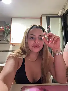 Stripchat Free Porn Cam of Noeliagglow