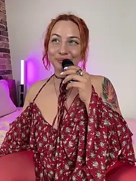 Stripchat Sex Cam of FoxyRedMamy