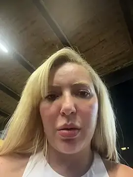 Stripchat Sex Cam of Juuhschmitt