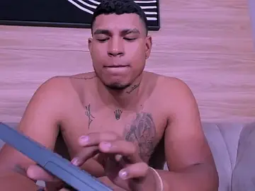 Stripchat Sex Cam of Maximo_montana
