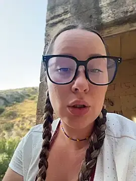 Stripchat Live Sex Cam of Mona_Plus