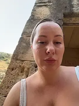 Stripchat Sex Cam of Mona_Plus