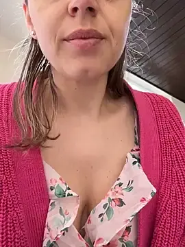 Stripchat Live Sex Cam of ladywithbigass