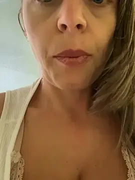 Stripchat Live Sex Cam of ladywithbigass