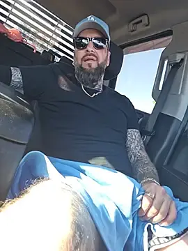 Stripchat Free Porn Cam of Beardedtattood