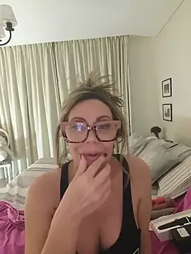 Stripchat Best Webcam of lolavalecuatro