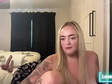 Stripchat Live Sex of CurvyWetWife