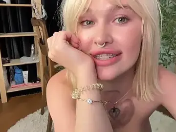 Stripchat Live Sex Cam of Golden_Aline