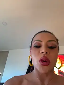 Stripchat Live Sex Cam of HOT_LADY_777