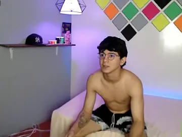 Stripchat Free Porn Cam of axel_rose20