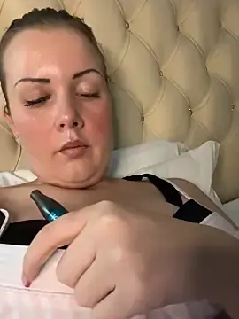 Stripchat Watch Live Sex Cams of Piccolamonella29