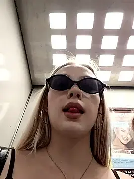 Stripchat Live Sex Cam of caressyourself