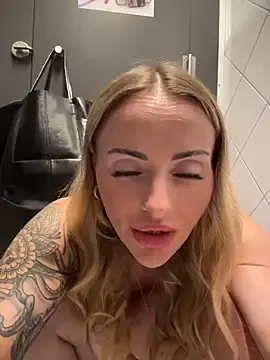 Stripchat Nude Webcam of EmaSalis