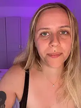 Stripchat Free Porn Cam of lunawolf21