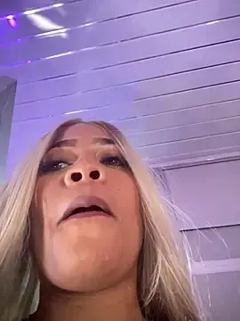 Stripchat Free Porn Cam of riri_brunnete