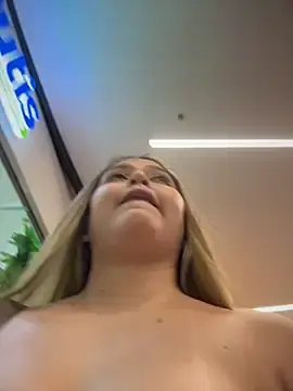 Stripchat Free Live Porn of lunablossom_