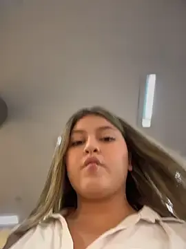 Stripchat Sex Cam of lunablossom_