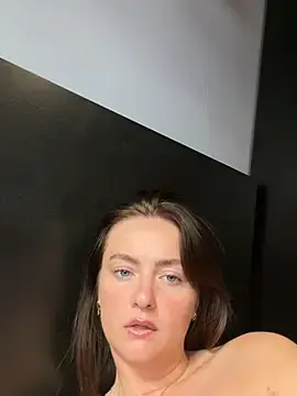 Stripchat Adult Webcam of LolaSkyee