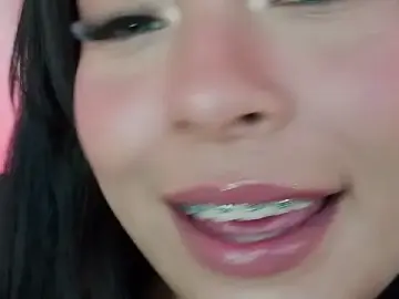 Stripchat Free Porn Cam of mia_roux1