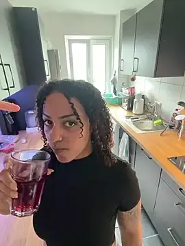 Stripchat Sex Cam of SweetPetiteNoir
