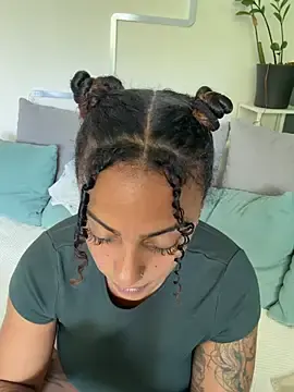 Stripchat Sex Cam of SweetPetiteNoir