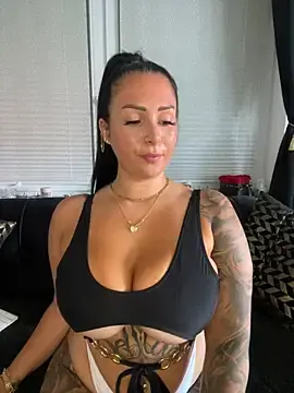 Stripchat Adult Webcams of Mia-Bremer