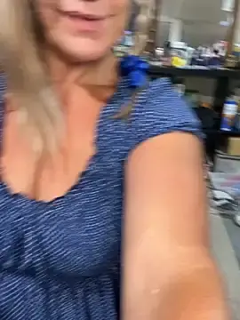 Stripchat Live Sex Cam of TrenaAnne